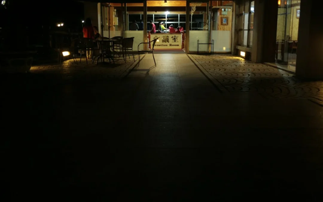 Panggung Finishing Karpet dan HPL Paling Rapi di Solo untuk Event Profesional