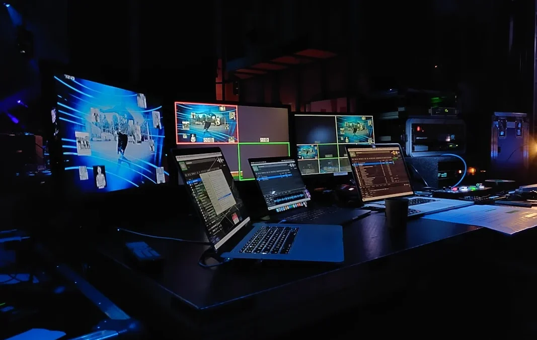 Perbedaan TV LED dan Monitor Profesional: Mana yang Tepat untuk Acara Indoor?